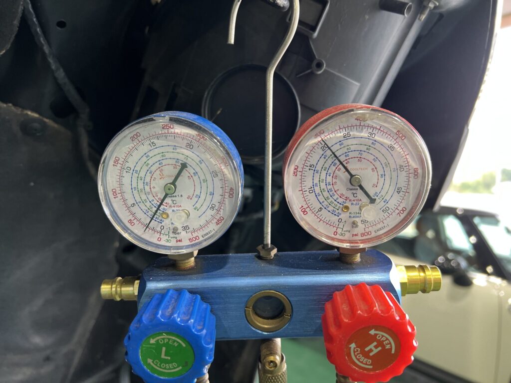 マニーホールドゲージを取り付け、ガス圧点検２