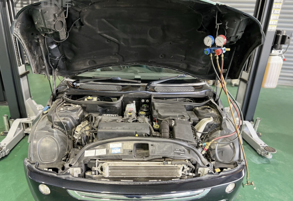 マニーホールドゲージを取り付け、ガス圧点検