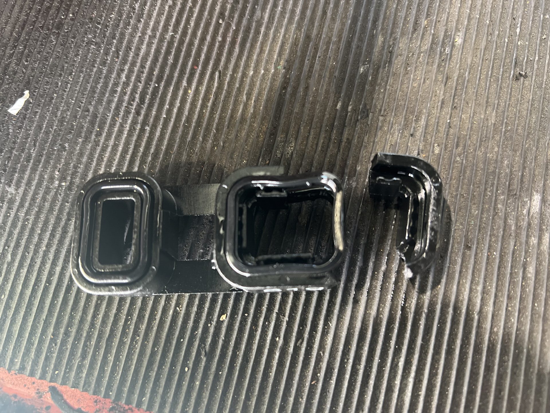 パックリ割れたプラスチックパーツ2