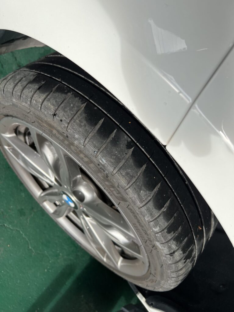 タイヤの摩耗状況をアップで撮影した画像