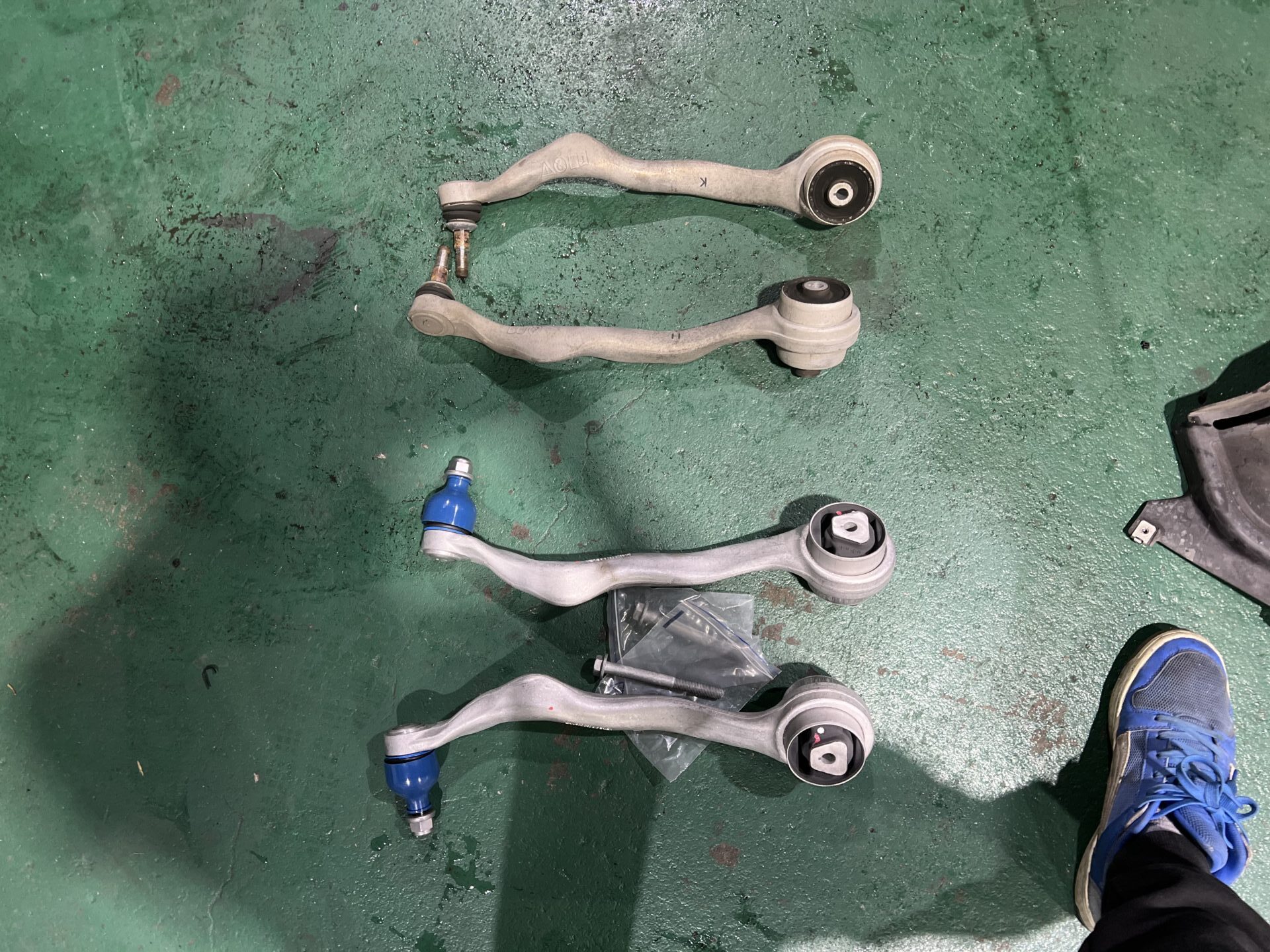 取り外したスラストロッドと新品の比較