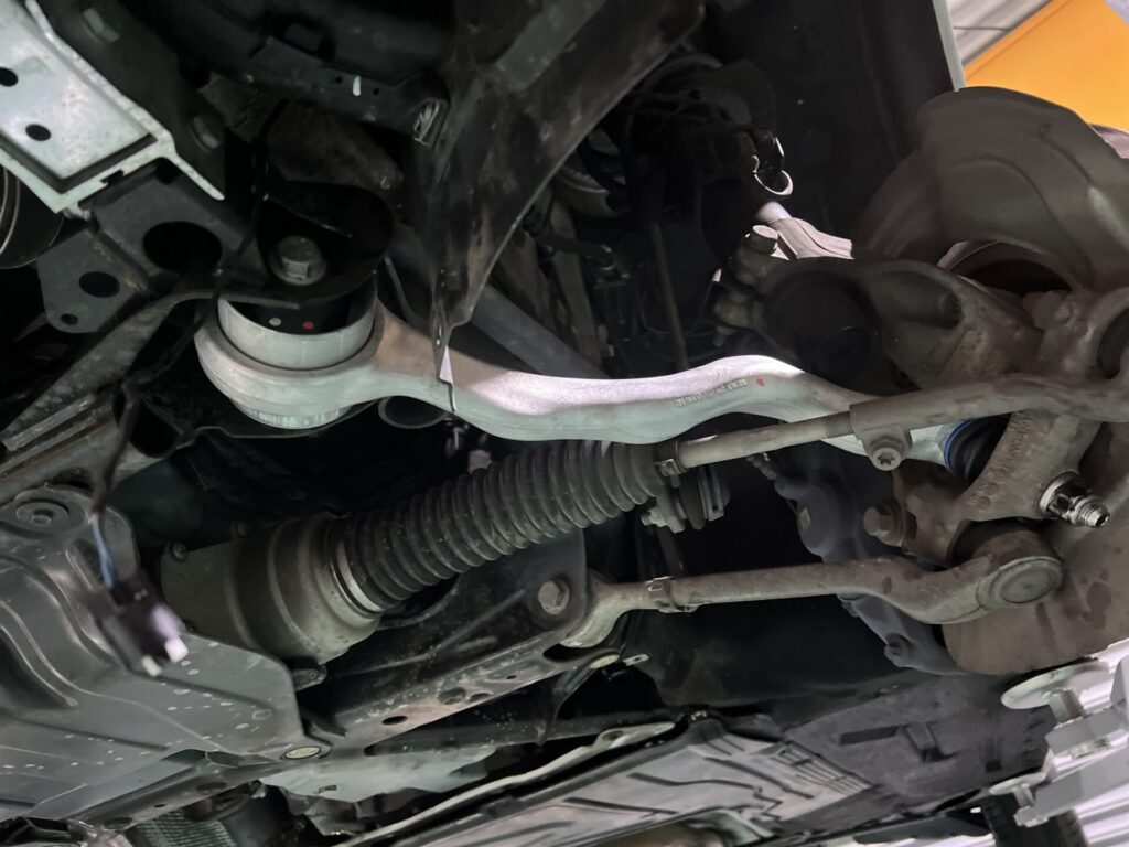 スラストロッドを取り付けている様子