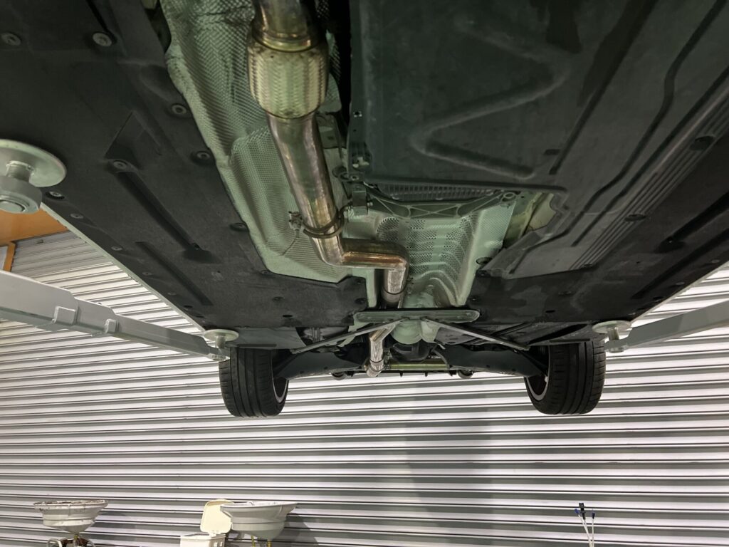 交換前のマフラーを別角度で撮影した画像