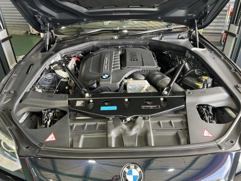 bmw f12のエンジンルーム内