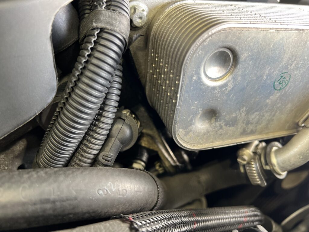 オイルフィルターハウジングからオイルが漏れている様子