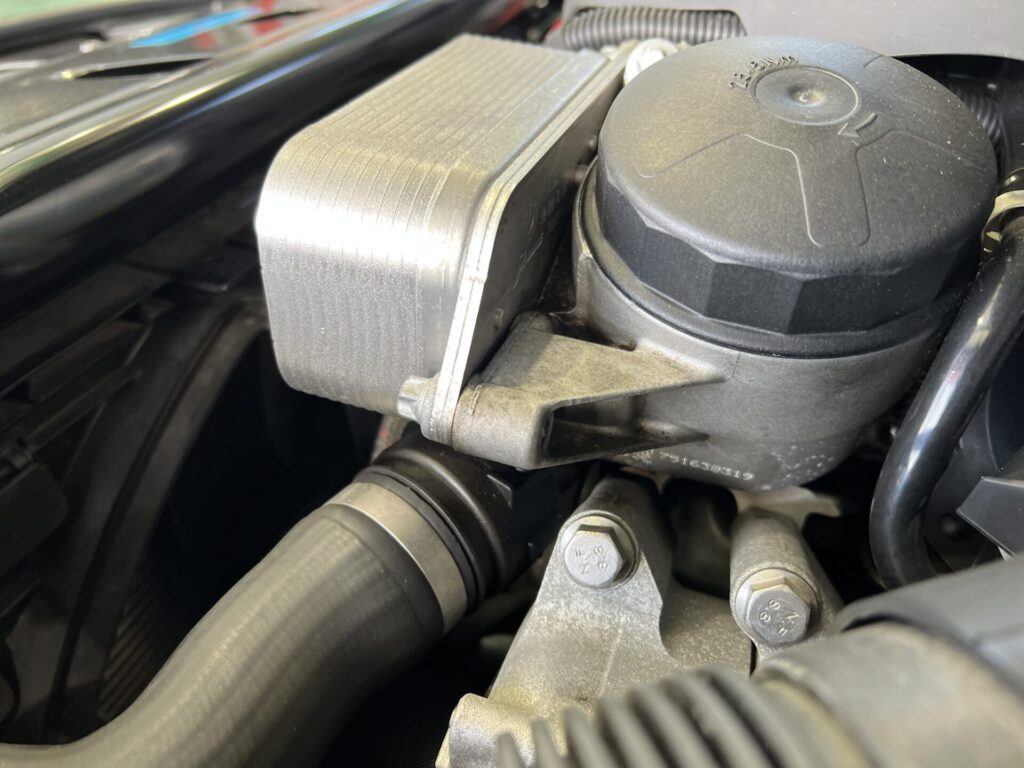 オイルフィルターハウジングからオイルが漏れている様子