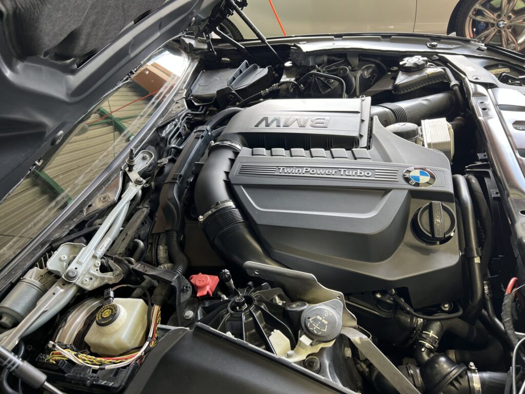 ヘッドカバーからオイルが漏れている様子