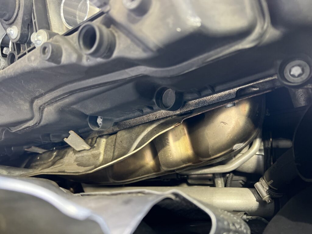 ヘッドカバーからオイルが漏れている様子