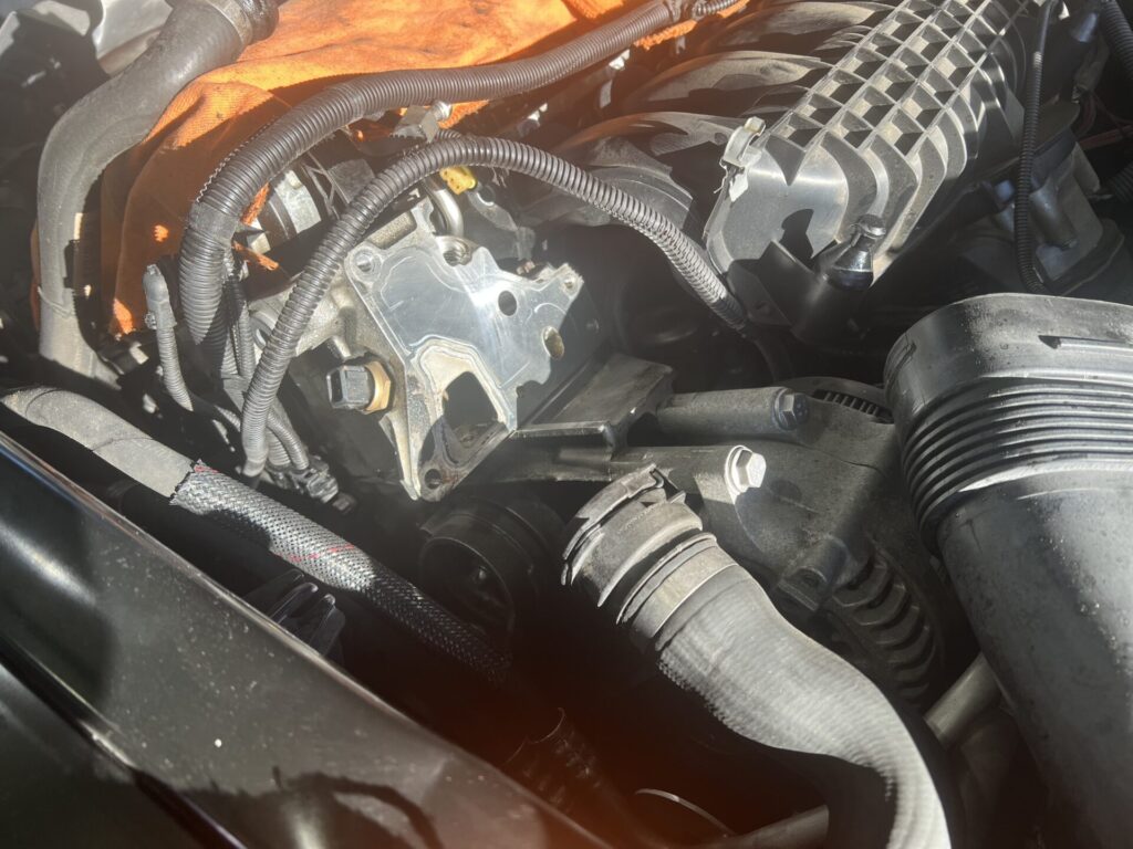 オイルフィルターハウジングを外している時の様子