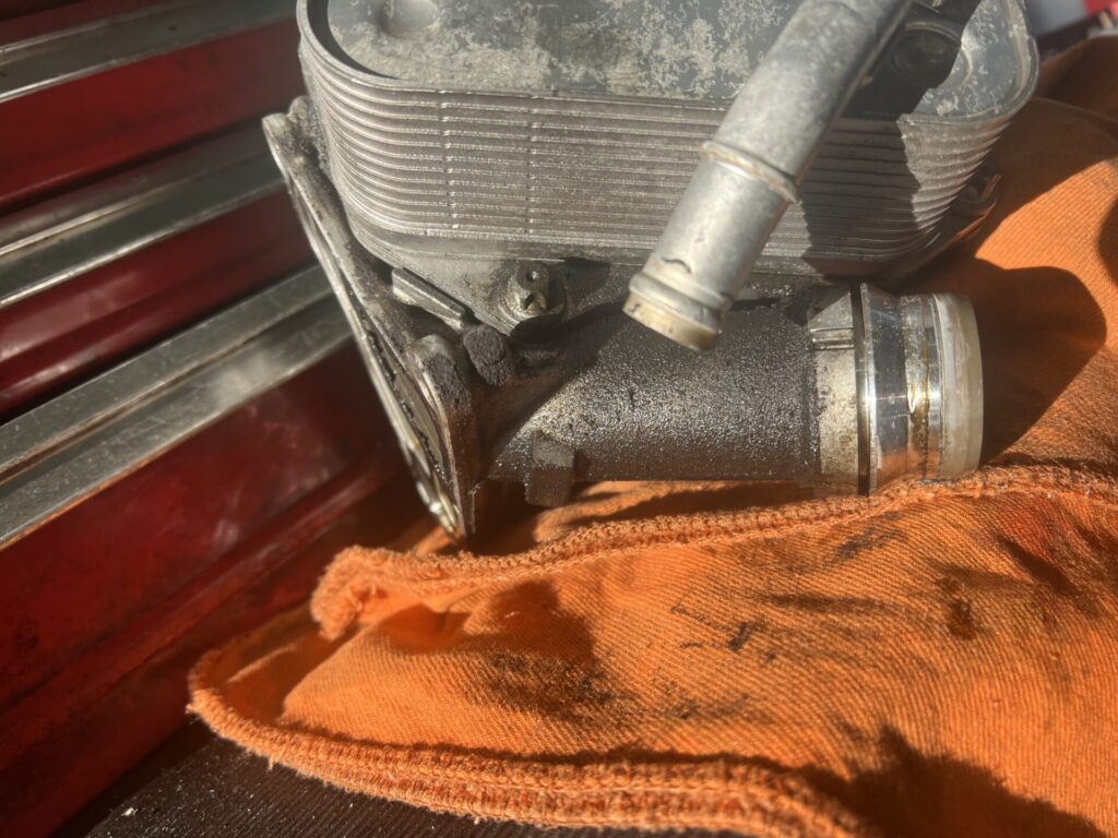 オイルフィルターハウジングを外している時の様子を接写