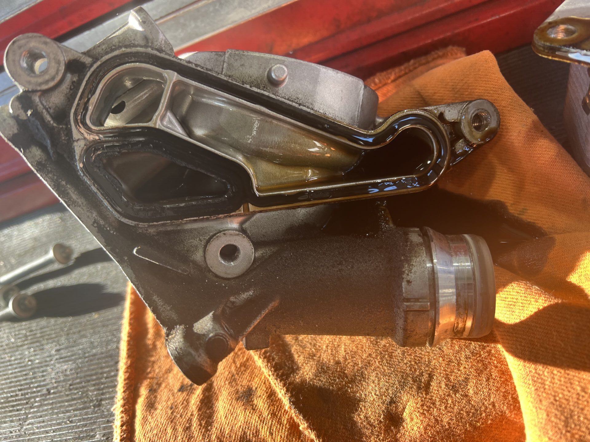 ガスケットが劣化してオイル漏れの原因になっている画像