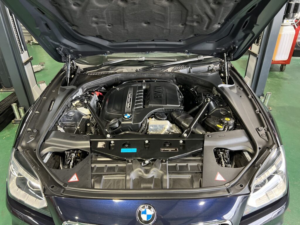 オイル漏れ修理が完成しエンジンルーム内をスチーム洗浄したあとの様子