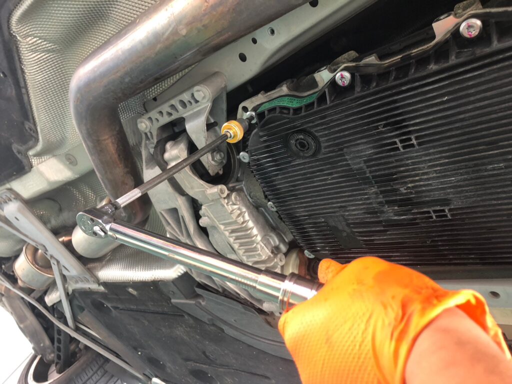 新品パーツを組み込んでいる様子				