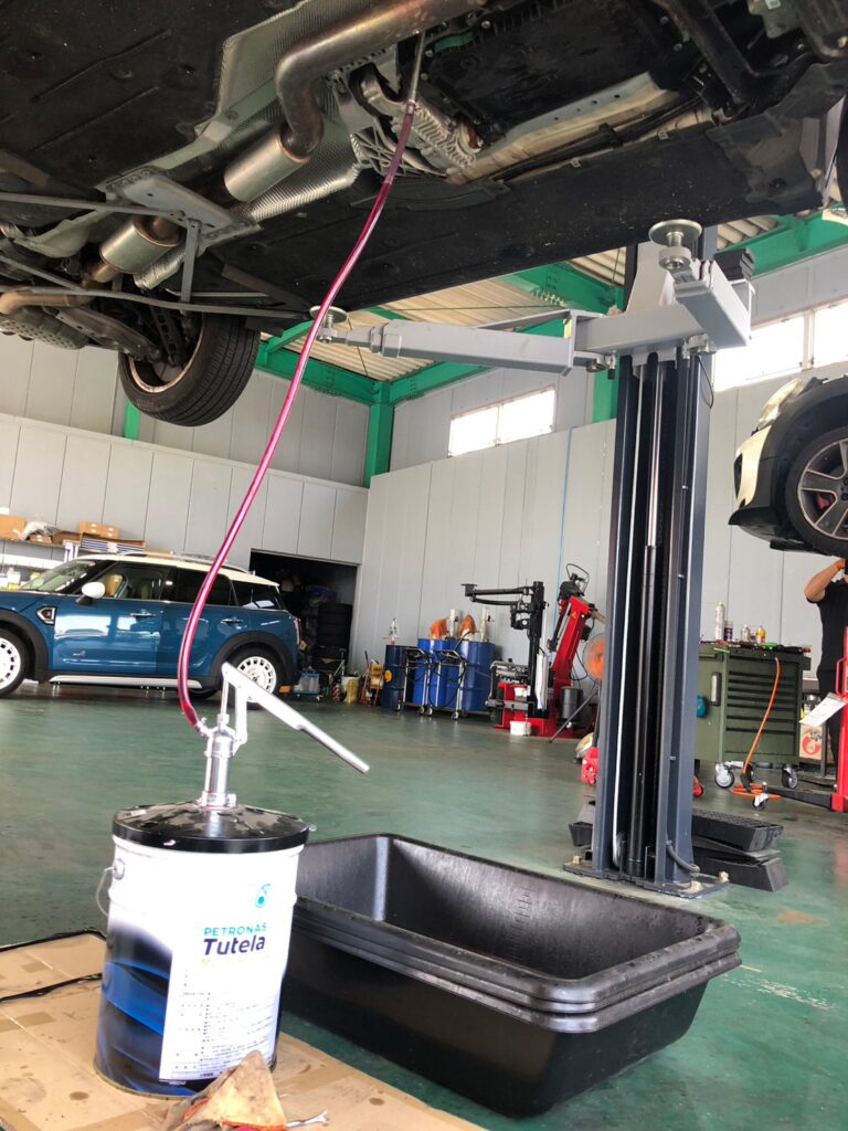 オイルを注入している様子				