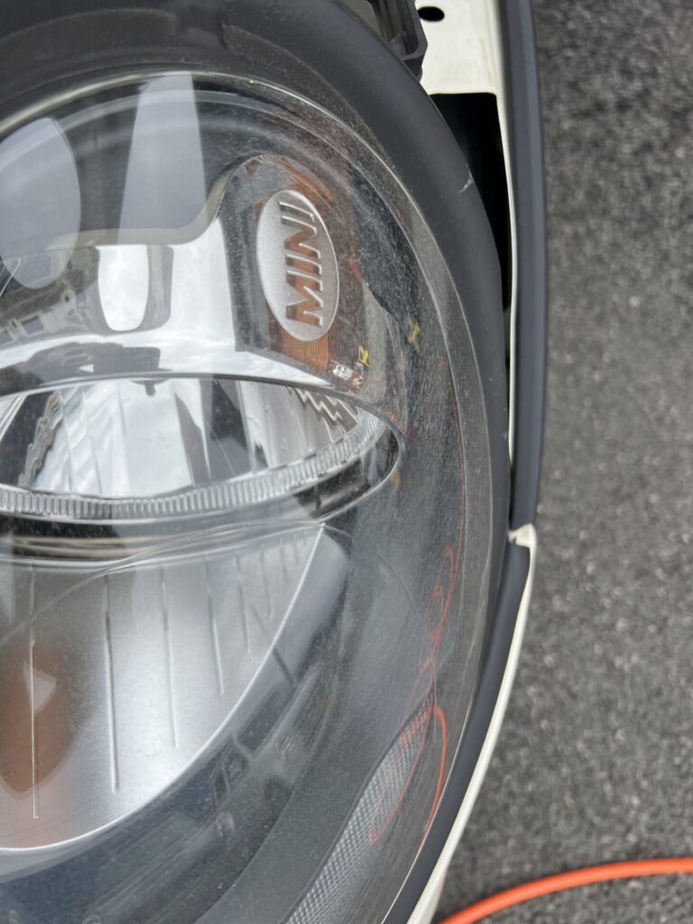 ヘッドライトカバーに細かいヒビが入っている状態①				