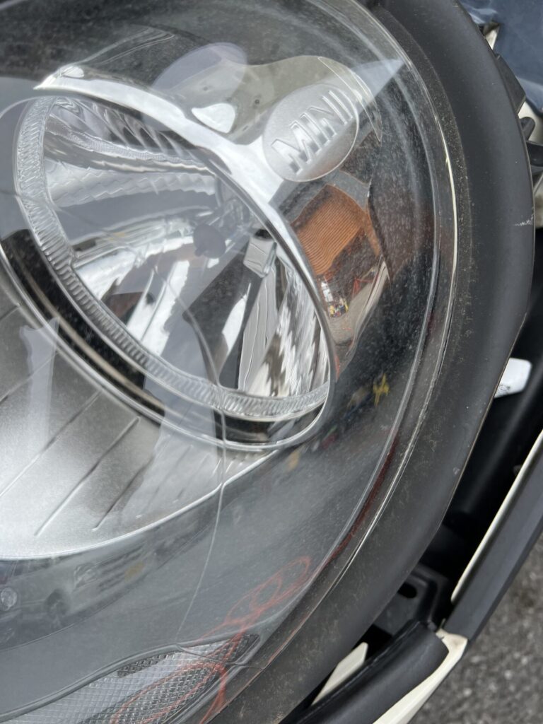ヘッドライトカバーに細かいヒビが入っている状態②				
