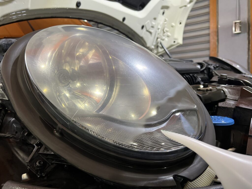 カバーを脱脂しコーティングしている様子